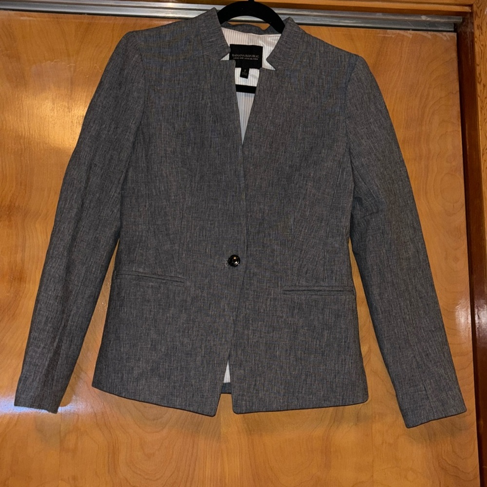 🩶 Banana Republic Long and Lean Blazer size 2 grey